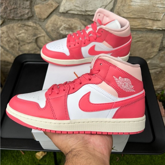 Air Jordan 1 Mid “Strawberries and Cream” Size 6.5 Women’s - Picture 6 of 11